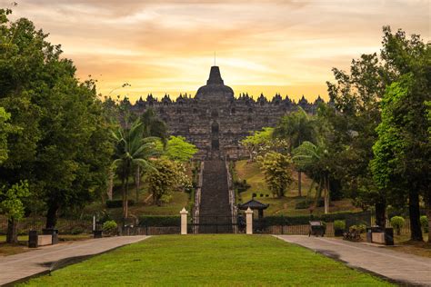  Borobudur의 신비로운 조형미와 불교적 영성을 담다!