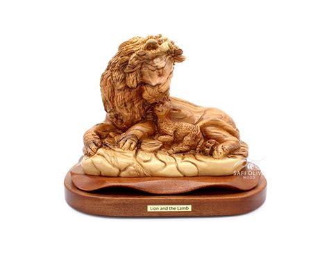  Lambu's Lion: The Majesty of Carved Wood and the Mystique of Ancient Javanese Belief!