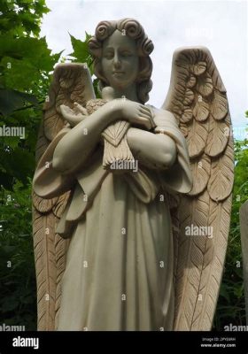  The Lamentation of the Lost Dove : A Bronze Sculpture Imbued with Melancholy and Exquisite Detail